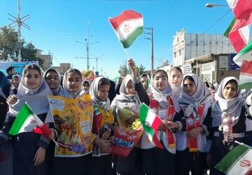حضور گسترده دانش‌آموزان گالیکش در راهپیمایی یوم‌الله ۱۳ آبان
