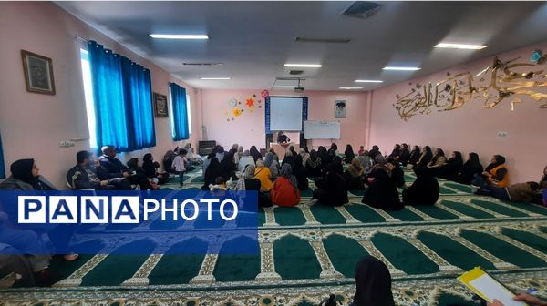 نشست صمیمی انجمن و اولیا پایه هفتم در دبیرستان فرهنگیان ناحیه۷ مشهد