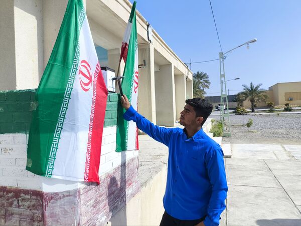 مدارس سندرک یکپارچه در شور انقلابی؛ زنگ انقلاب به صدا درآمد