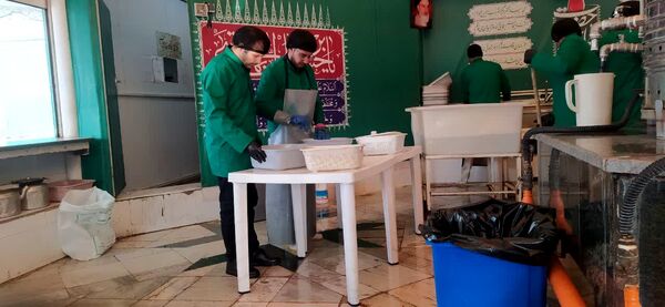 حضور خادمان اصفهانی در چایخانه امام رضا«ع» مشهد