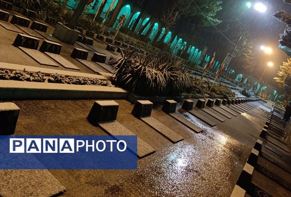 حال و هوای گلزار شهدا با بارش برف الهی