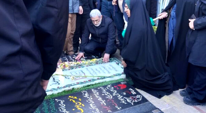 سردار قاآنی به مقام شهید سلیمانی ادای احترام کرد