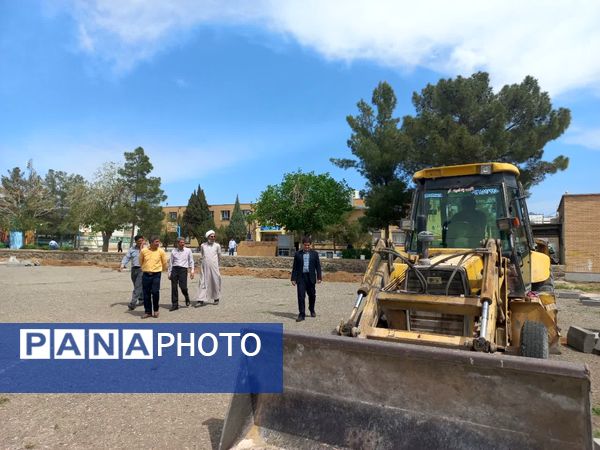 آغاز ساخت زمین چمن مصنوعی در دبیرستان نمونه دولتی دانش