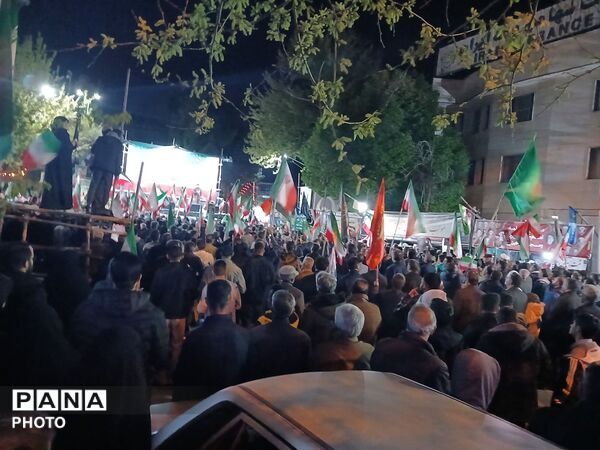 تجمع شبانه بیعت با رهبری در نهاوند