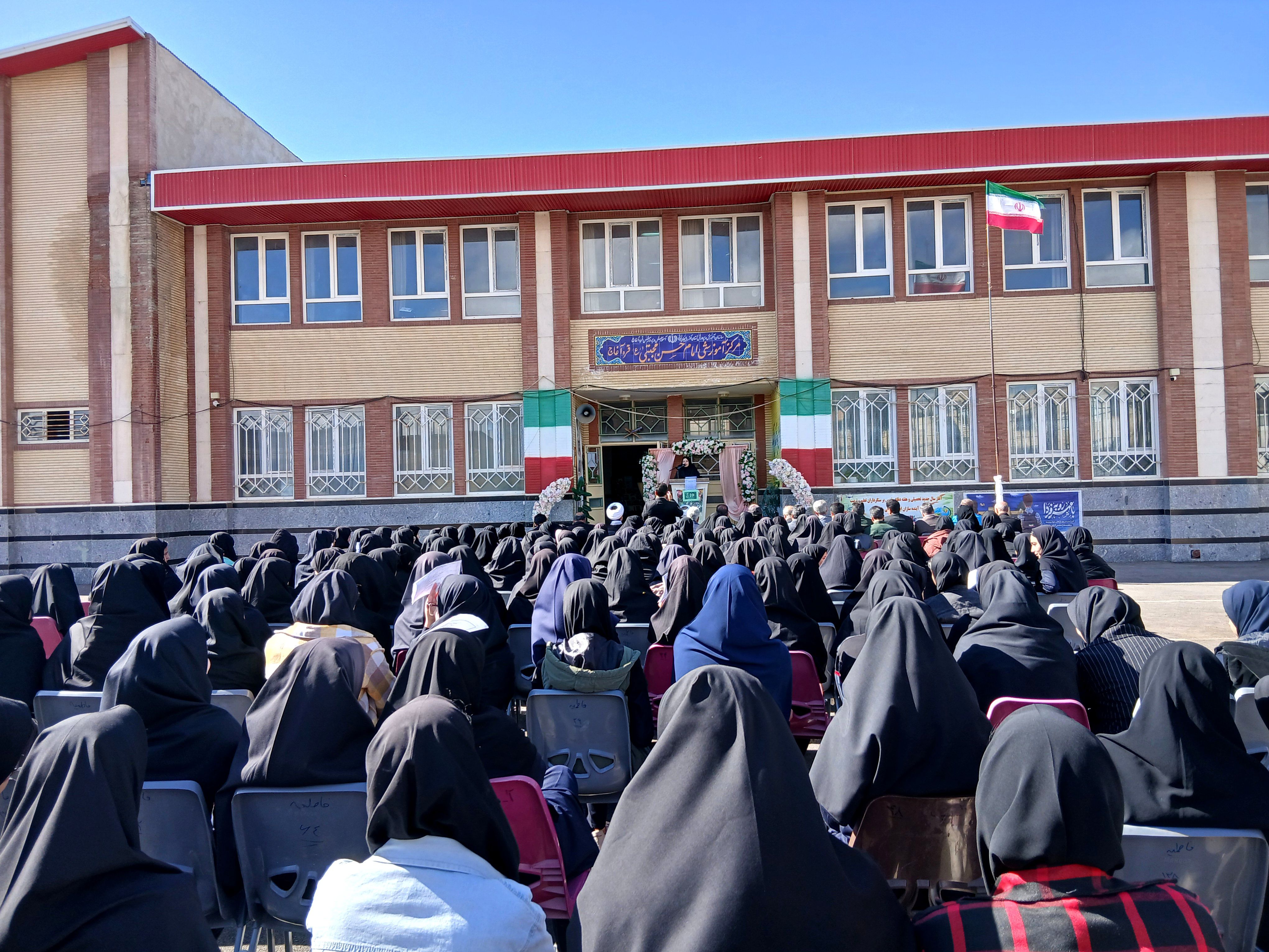 آغاز سال تحصیلی با گرامیداشت یاد و خاطره شهیدان در مدرسه فاطمیه شهرستان چاراویماق 