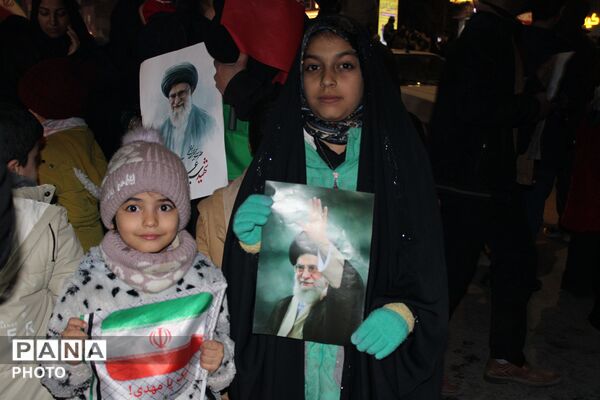 تصویر رهبر معظم انقلاب اسلامی در دست مردم غیور  نیشابور