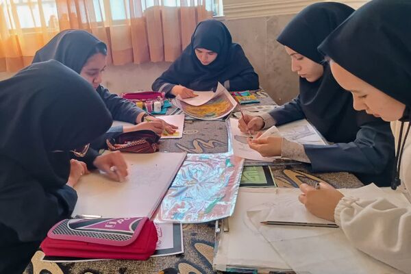 نمایشگاه آثار هنری دانش آموزان دبیرستان امام علی(ع) شهرستان ورامین