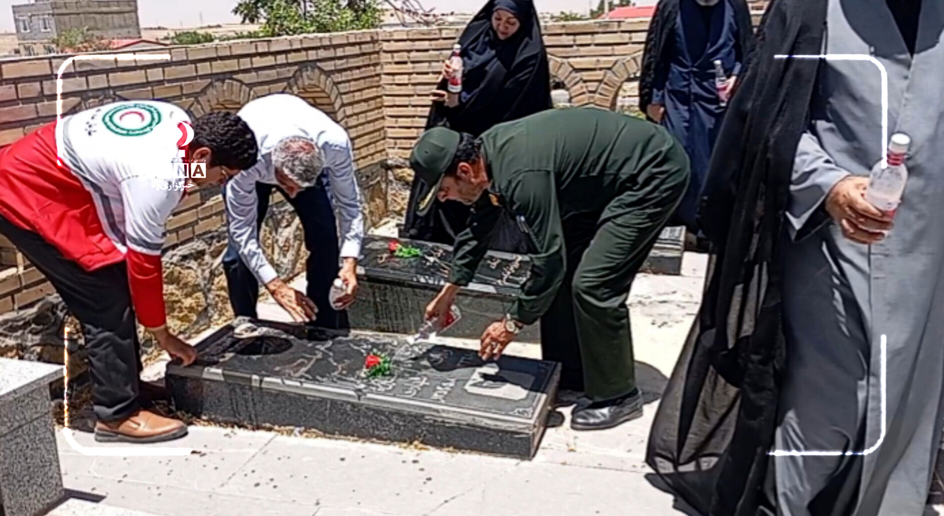 به مناسبت سالروز شهادت آیت‌الله بهشتی و یارانش، مزار شهدای دهگلان غبارروبی و عطرافشانی شد