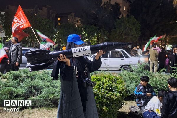 ادامه خدمت‌رسانی مواکب شهرری به تجمعات شبانه ضد صهیونیستی در میدان نماز 