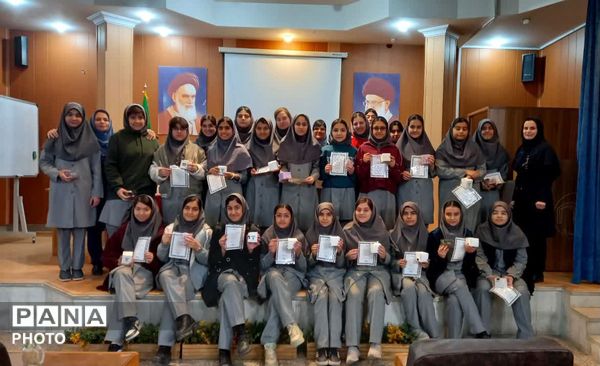 تقدیر از دانش آموزان برتر آموزشی وتربیتی دردبیرستان دوره اول آرمینه مصلی نژاد ناحیه ۶