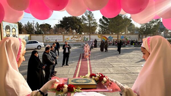 جشن عبادت دانش‌آموزان دختر در کانون فرهنگی تربیتی عاطفه شهرستان کاشمر 