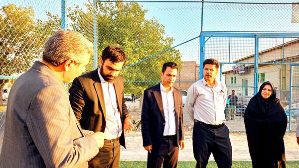 فرماندار کاشمر از سالن و چمن مصنوعی روستای قوژد بازدید کرد
