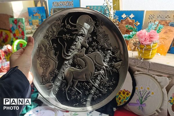 نمایشگاه کار و فناوری در دبیرستان نشاط بهارستان‌دو