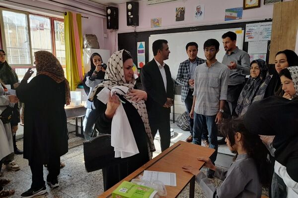 حضور پزشکان خیریه امام حسن عسگری برای غربالگری دانش آموزان دبستان میرشفیعی ها امری جهادی