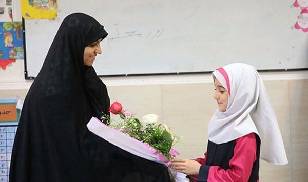 چراغ‌های راهنمای آینده با عشق و فداکاری نسل‌های نو را می‌پرورانند