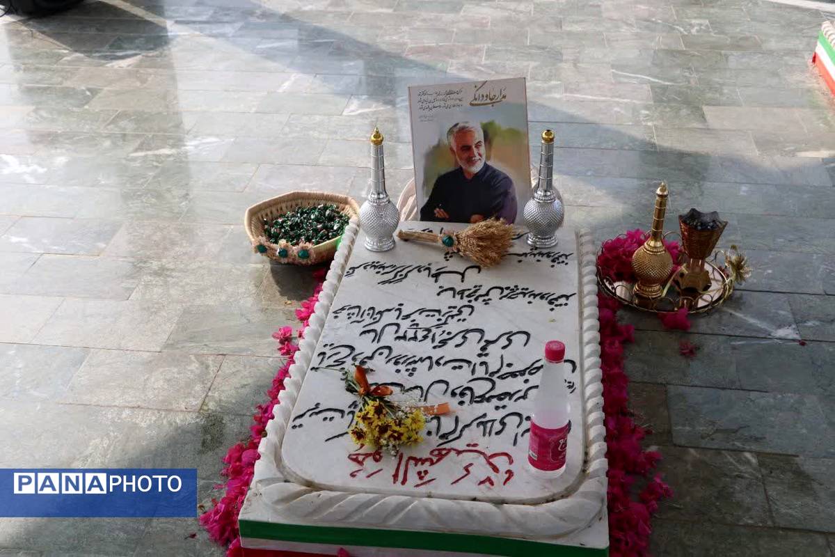 تجدید میثاق با شهدا و آرمان‌های انقلاب در آغاز هفته دفاع مقدس