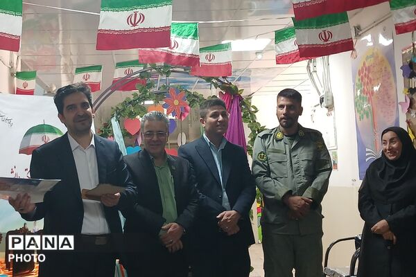 تجلیل از برگزیدگان جشنواره هنری فردا و المپیاد ورزشی در دبستان رضوان بهارستان‌دو