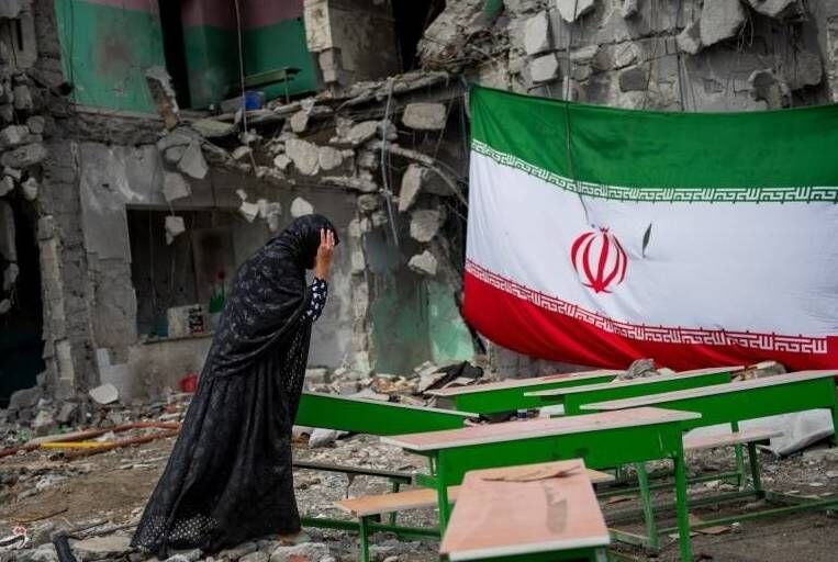 چهره‌های فرهنگی، هنری و دانشگاهی اسپانیا در حال امضای بیانیه محکومیت حمله به ایران