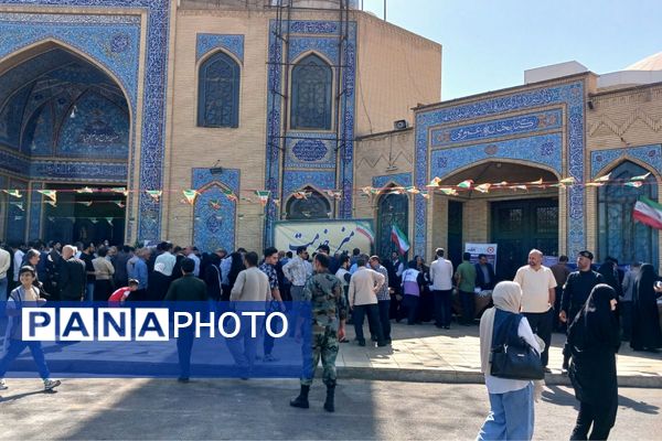 پاسخگویی و رفع مشکلات مردمی توسط مسئولان آموزش و پرورش در میز خدمت نماز جمعه