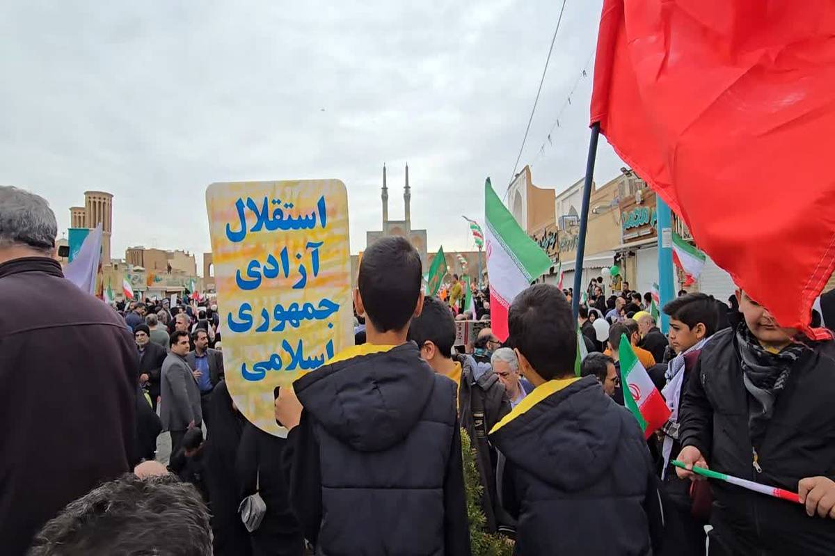 میدان امیرچخماق یزد؛ میعادگاه قرآن و پرچم در حماسه ۲۲ بهمن