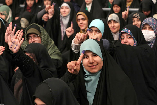 دیدار جمعی از رأی اولی‌ها و خانواده‌های شهدا با رهبر انقلاب اسلامی