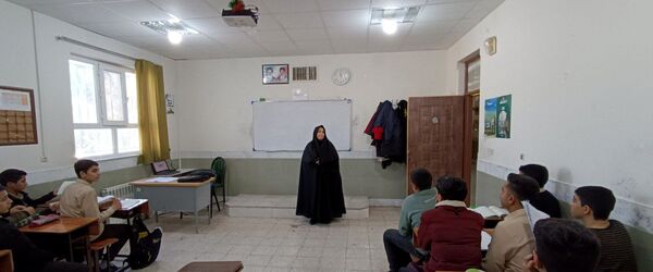 بازدید رئیس کارگروه آموزش متوسطه اداره آموزش و پرورش کاشمر‌ از دبیرستان میثاق