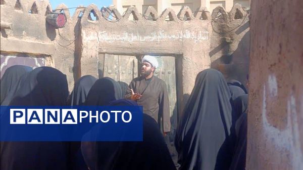 بازدید دانش‌آموزان دبیرستان علوم و معارف اسلامی صدرا از نمایشگاه حدیث غربت