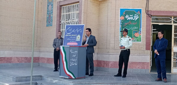 رئیس پلیس فتا کاشمر در مراسم صبحگاه دبیرستان آیت‌الله خامنه‌ای بر هوشیاری در فضای مجازی تأکید کرد