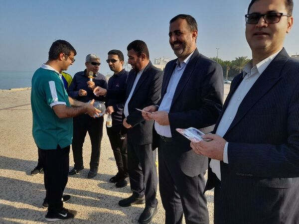همایش پیاده‌روی فرهنگیان در بوشهر به‌مناسبت هفته تربیت‌بدنی و ورزش