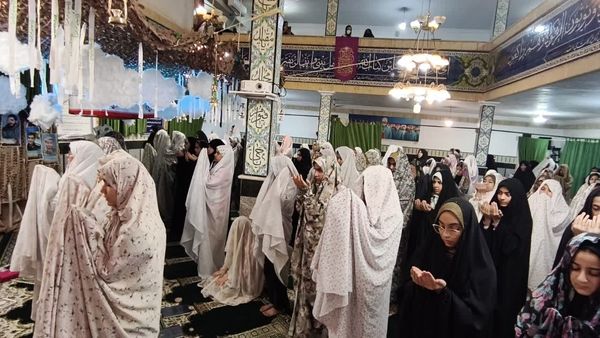 نوجوانان دختر در اعتکاف؛ لحظاتی سرشار از نماز و معنویت