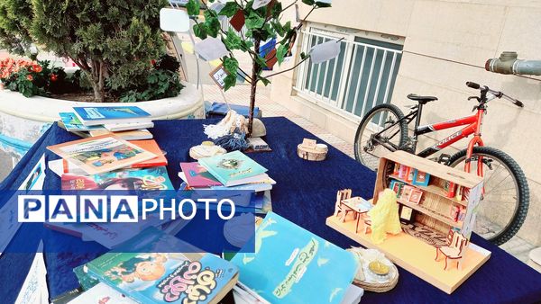 نشست ادبی دانش‌آموزان در کافه کتاب آموزشگاه هیات امنایی فرزانگان