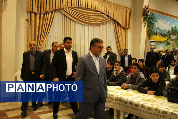 نشست صمیمانه استاندار مازندران با دانش‌آموزان