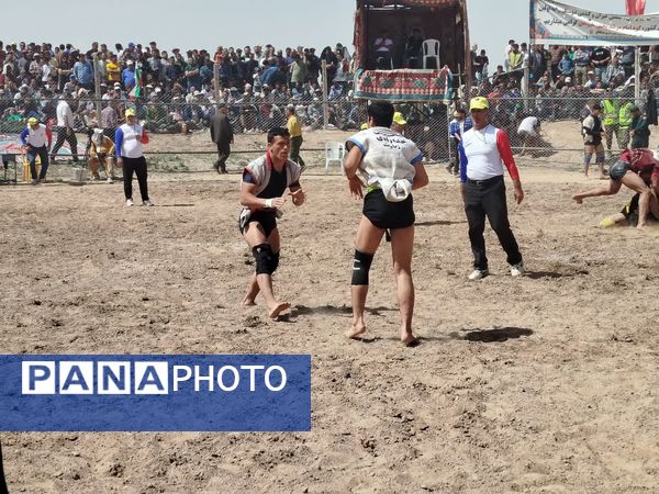رقابت پهلوانان کشتی با چوخه در گود امام مرشد فاروج - میراثی ۴۰۰ ساله