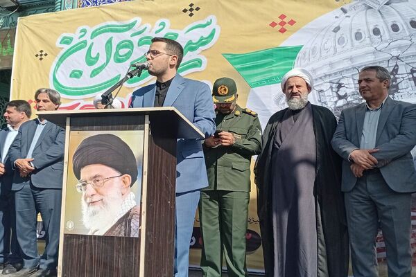 حماسه حضور دانش‌آموزان قرچکی در یوم الله ۱۳ آبان