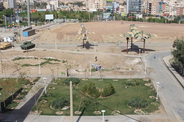 حضور گردشگران روز طبیعت در محوطه باغ‌موزه دفاع مقدس قم