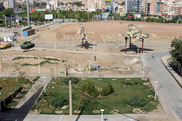 حضور گردشگران روز طبیعت در محوطه باغ‌موزه دفاع مقدس قم