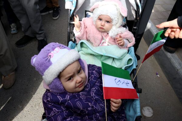 طنین شعارهای انقلابی در سالروز پیروزی انقلاب اسلامی ایران