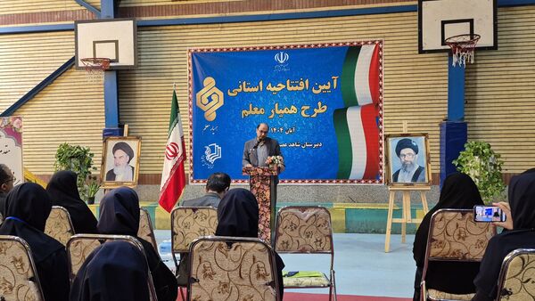 آیین متمرکز استانی طرح «همیار معلم» در دبیرستان شاهد عصمت ناحیه ۳ کرج