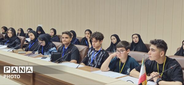 نشست هماهنگی دانش‌آموزان نخبه عکاس استان البرز با موضوعیت پویش «باید برخاست» 