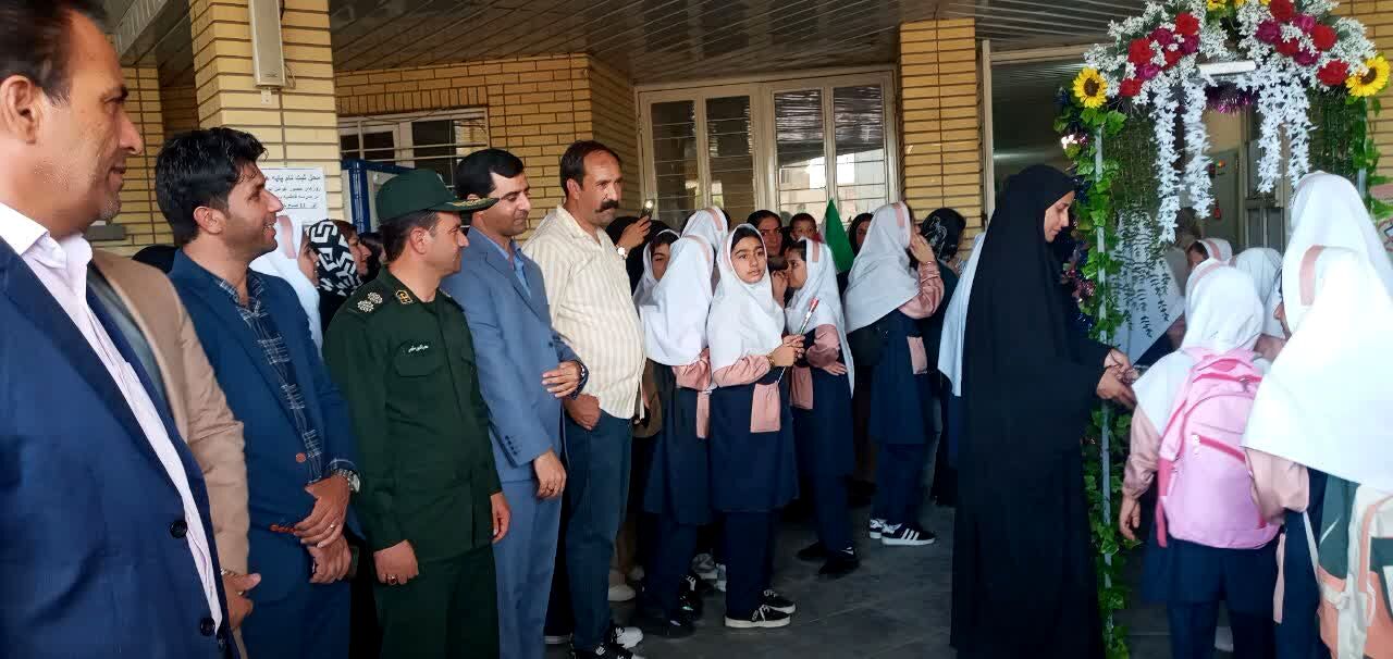 مراسم گرامیداشت هفته دفاع مقدس و آغاز سال تحصیلی جدید، در مدارس شهرستان چرداول 
