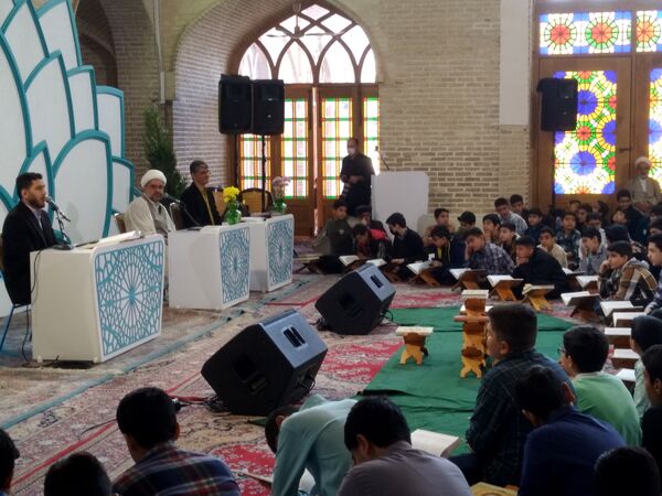 بزرگترین محفل دانش‌آموزی انس با قرآن در شهر یزد 