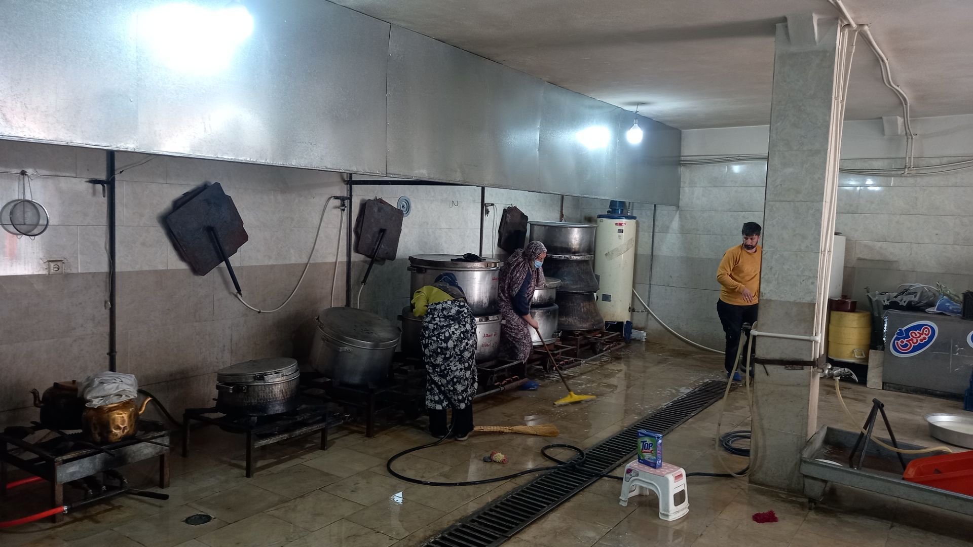 نظافت مسجد پنج تن آل عبا توسط اعضای بسیج