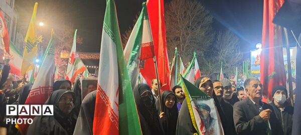 مردم کرج با راهپیمایی‌های هرشب مشت محکمی بر دهان دشمنان متجاوز زدند