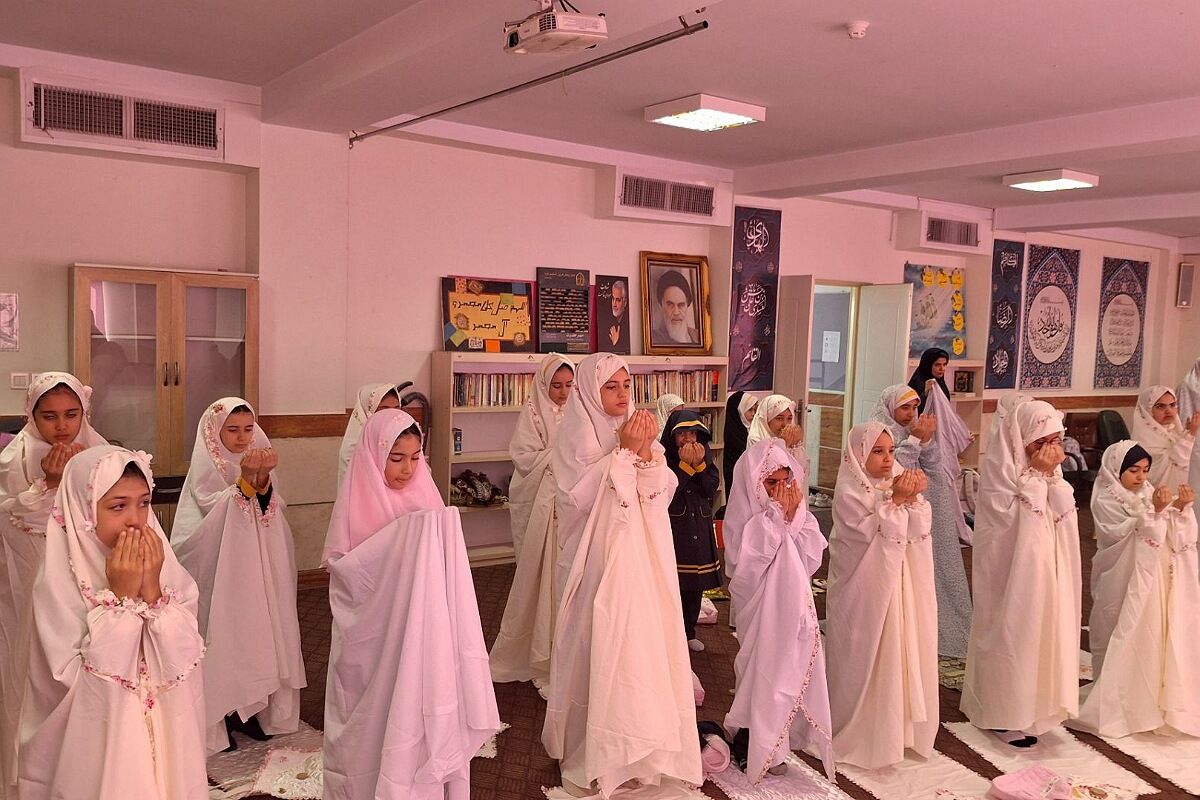 اقامه نماز، محفل انس با قرآن و به صدا در آمدن زنگ مهر و ایثار در مدارس شهرری 