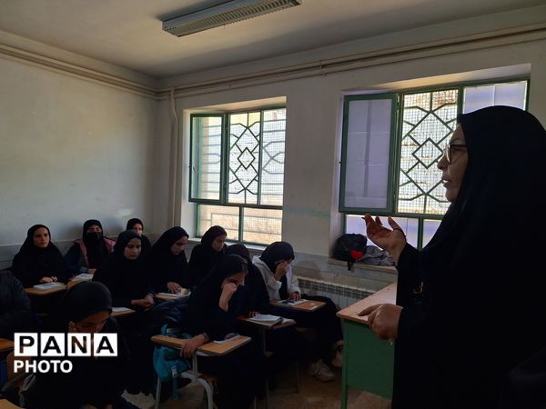 بازدید سرگروه‌ های آموزشی استان چهار محال و بختیاری از مدارس میانکوه