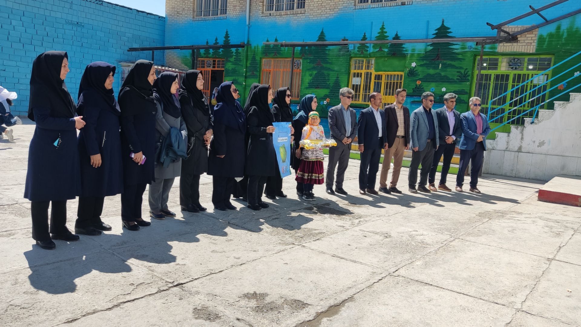 نواختن زنگ سلامت در مدرسه دخترانه ضحی ۱ شهرستان شیروان