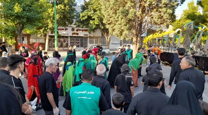 حضور گسترده عزاداران در مراسم معنوی عصر عاشورای حسینی