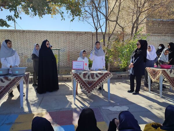 شور و هیجان در حیاط مدرسه