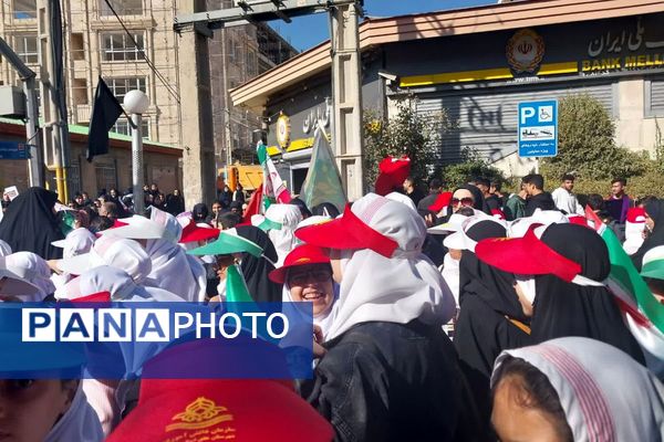 دانش‌آموزان با پرچم یا زهرا بر استکبار تاختند