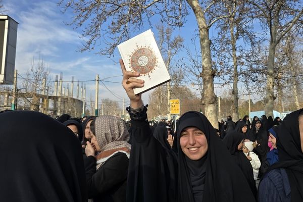 مردم نظرآباد، به فرمان رهبر انقلاب لبیک گفتند